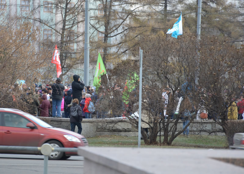 Вид митинга врачей со стороны метро